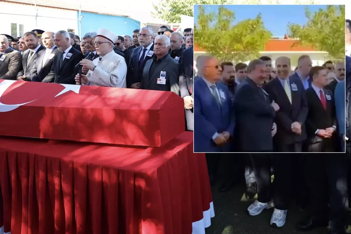 İşte şehidin tabutunun başında gülüşen isimler