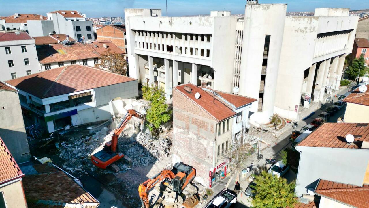 Aksaray’da eski TEDAŞ binası yıkım çalışmaları sürüyor
