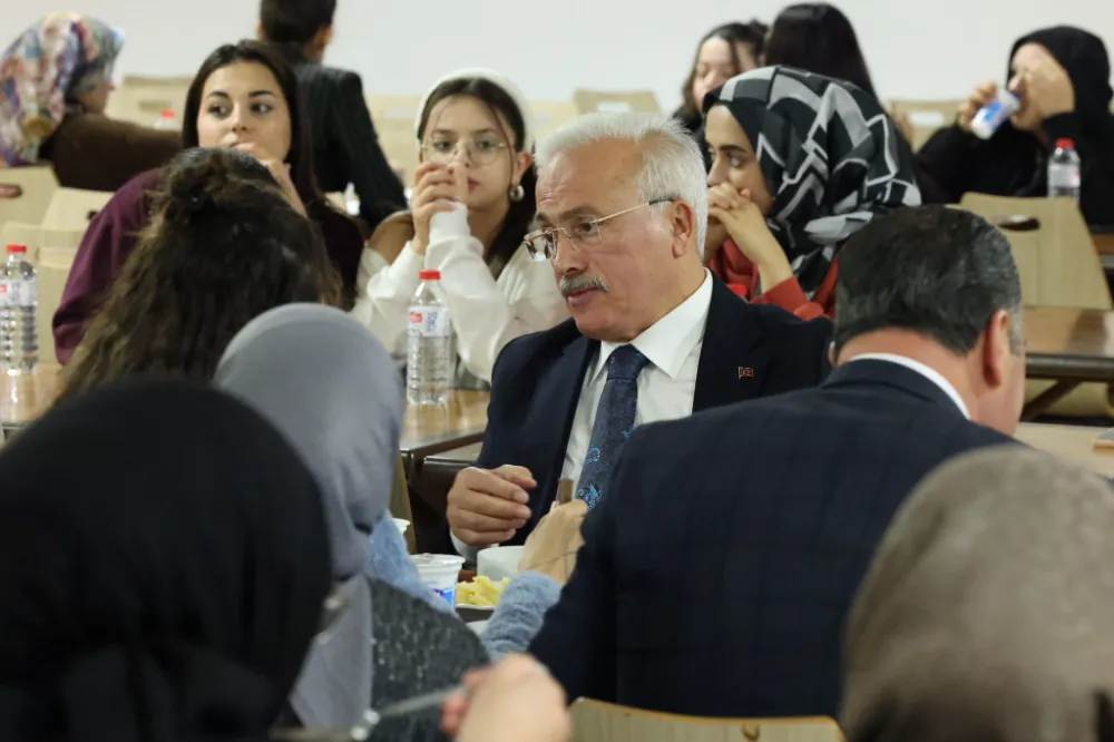 Vali Kumbuzoğlu KYK Kız Öğrenci Yurdunu ziyaret etti