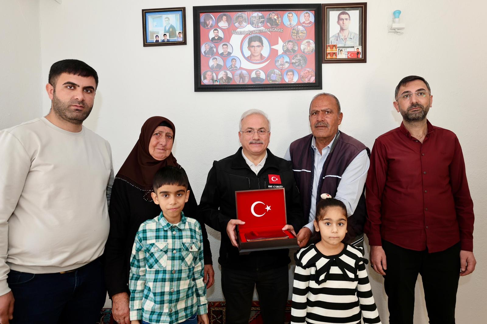 Vali Kumbuzoğlu’ndan Alayhan’da şehit ailelerine ziyaret