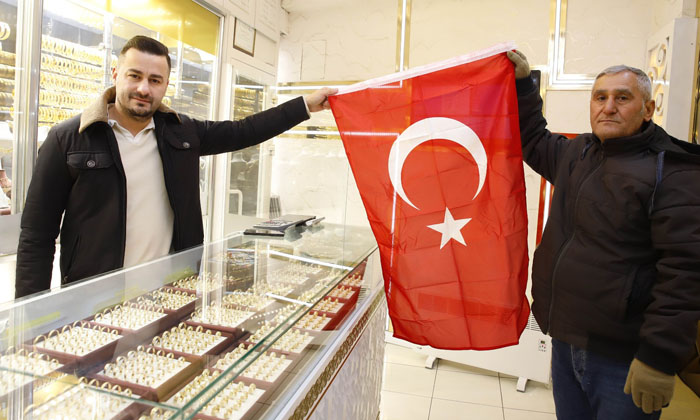 Aksaray’da esnaflara Türk Bayrağı dağıtıldı