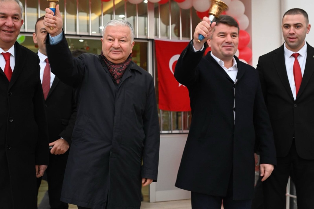 Vali Murat Duru ve Belediye Başkanı ilk ders zilini birlikte çaldı