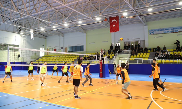 ASÜ’de Spor Şenlikleri coşkusu voleybol müsabakasıyla başladı