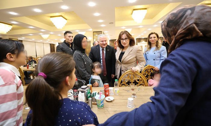 Vali Murat Duru, koruyucu ailelerle iftarda buluştu