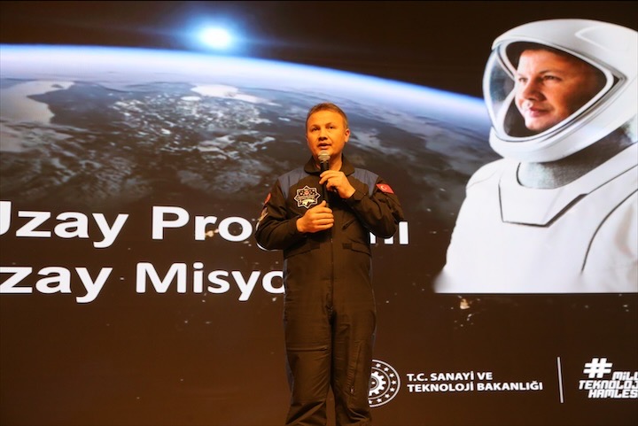 Türkiye’nin ilk astronotu Alper Gezeravcı ASÜ’de öğrencilerle buluştu