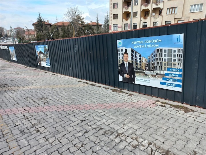 Aksaray’da belediyeye ait reklam panoları tartışma yarattı
