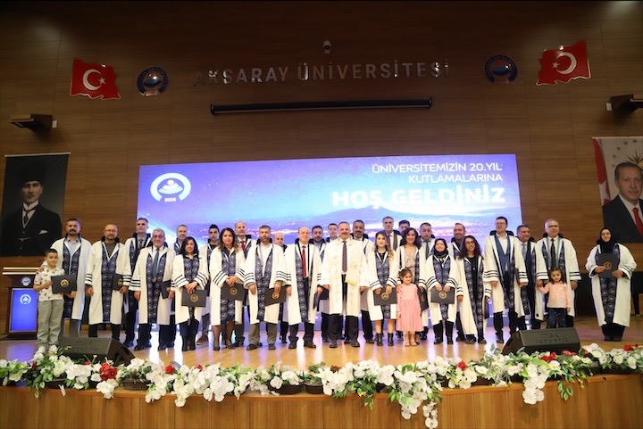Ünvanda yükselen 102 akademisyen cübbelerini giydi