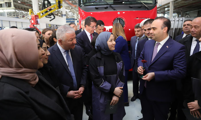 Bakan Kacır’dan Mercedes-Benz ve AEMOT fabrikalarında inceleme