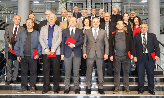 ASÜ’de en kıdemli 20 personele teşekkür plaketi