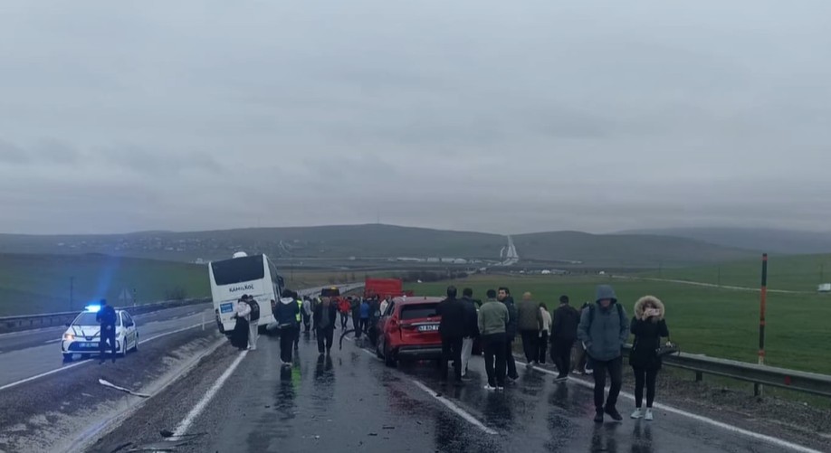 Aksaray’da otobüs kontrolden çıkıp 10 araca çarptı: 7 yaralı