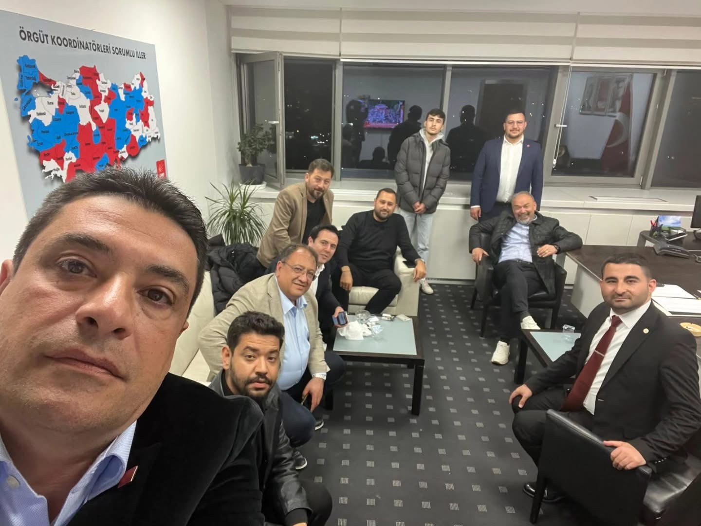 CHP Aksaray teşkilatı geceyi genel merkezde geçirdi
