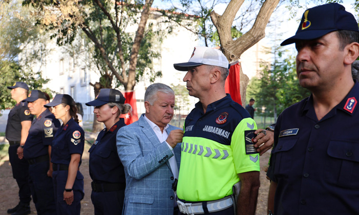 Aksaray İl Jandarma Komutanlığı’nda terfi heyecanı: Vali Duru rütbeleri taktı