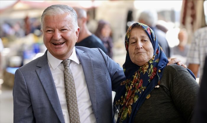 Vali Duru Salı Pazarı’nda esnaf ve vatandaşlarla buluştu