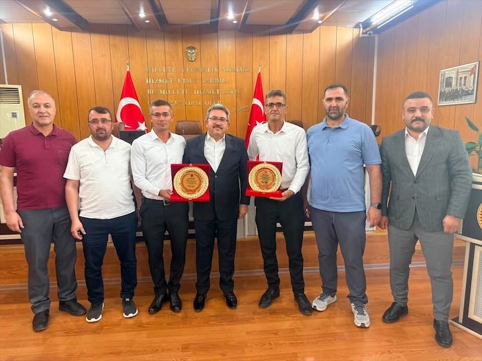 Muhtarlardan İGM Başkanı Latif Ağır’a plaket