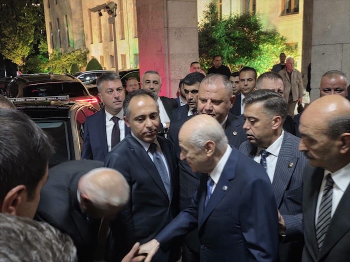 Bahçeli’nin elini öptü: Kaşlı’dan dikkat çeken mesaj