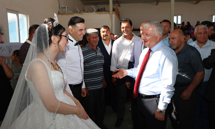 Vali Duru, Gaziemir Köyü’nde düğüne katıldı