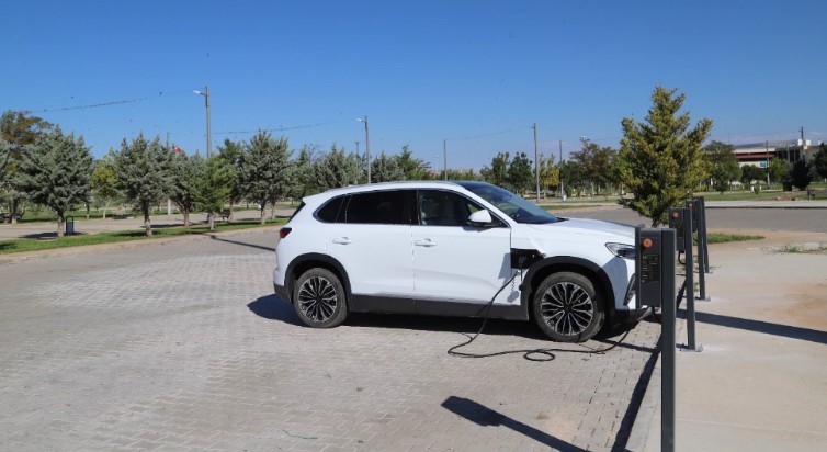 ASÜ kampüsünde elektrikli araçlar için şarj istasyonları hizmet vermeye başladı