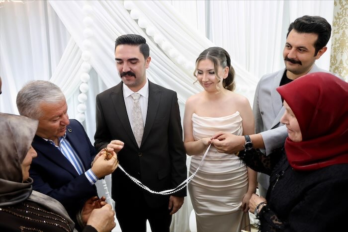 Vali Duru kız istedi, nişan yüzüklerini taktı