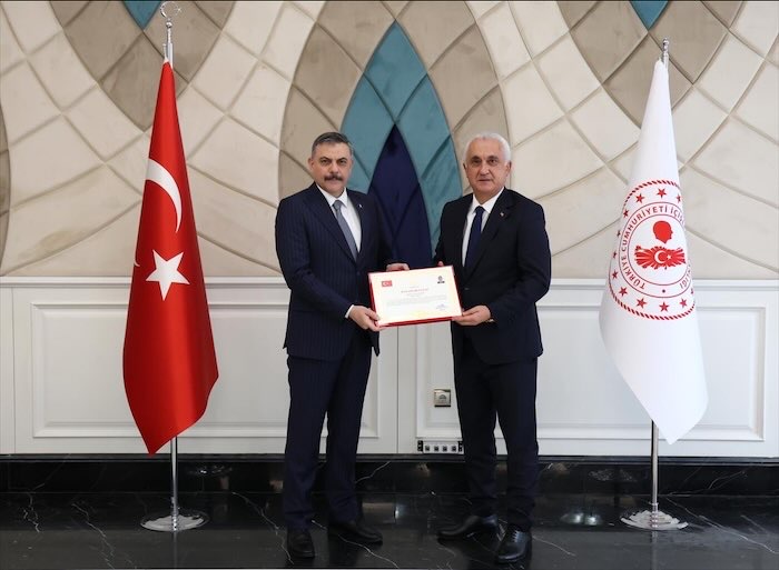 Aksaraylı Muş Valisi Avni Çakır’a başarı belgesi