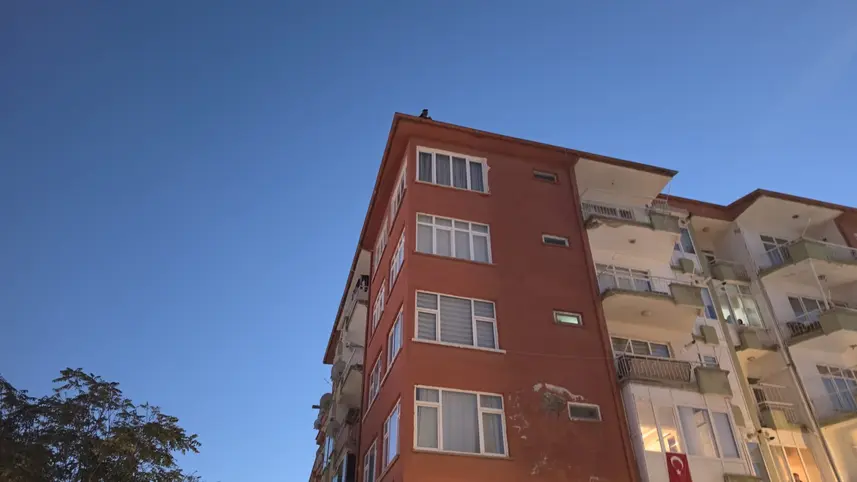 Aksaray’da çatıya çıkan şahıs ekipleri alarma geçirdi