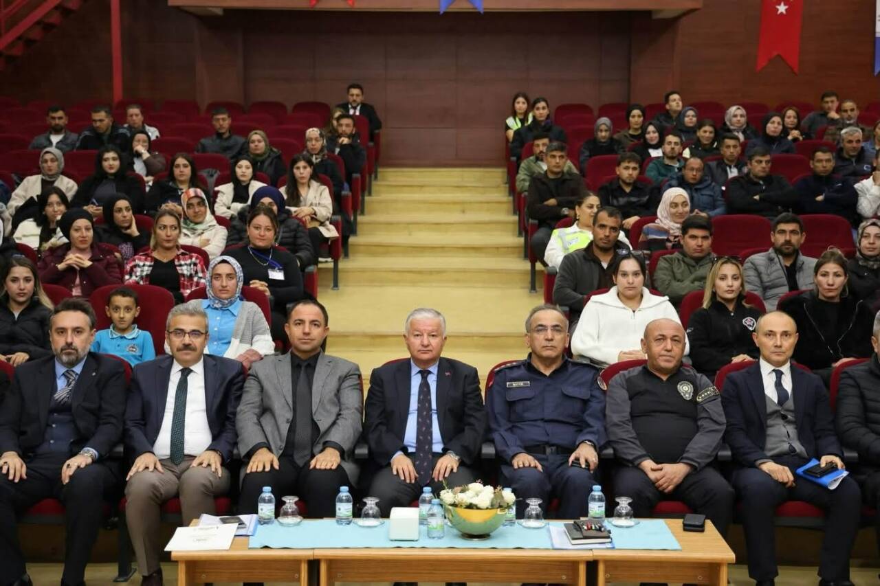 Aksaray’da okul bahçe görevlilerine öğrenci güvenliği toplantısı