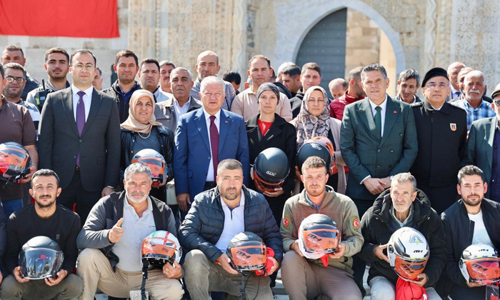 Sultanhanı’nda motosiklet kullanıcılarına ücretsiz kask dağıtıldı